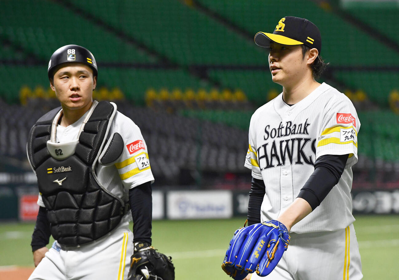 ソフトバンク3軍対韓国NCダイノス　8回表を無失点に抑えた松本裕樹（右）は海野隆司と話しながらベンチへ戻る（撮影・岩下翔太）