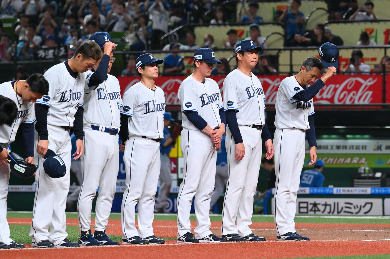西武対日本ハム　敗退し浮かない表情であいさつする西武西口文也監督（右）（撮影・滝沢徹郎）