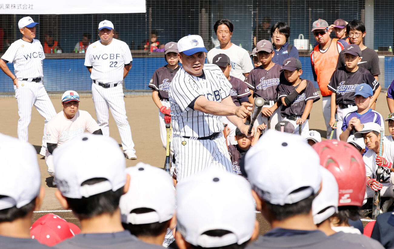 JA全農WCBF少年野球教室で、選手たちに打撃の指導をする侍ジャパン井口資仁監督（撮影・浅見桂子）　2026年10月12日　越谷市民球場