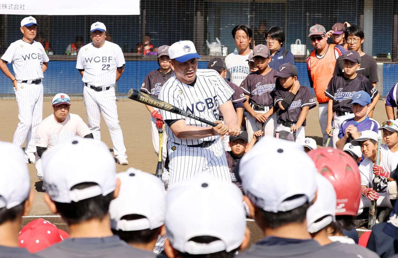 JA全農WCBF少年野球教室で、選手たちに打撃の指導をする侍ジャパン井口資仁監督（撮影・浅見桂子）　2026年10月12日　越谷市民球場
