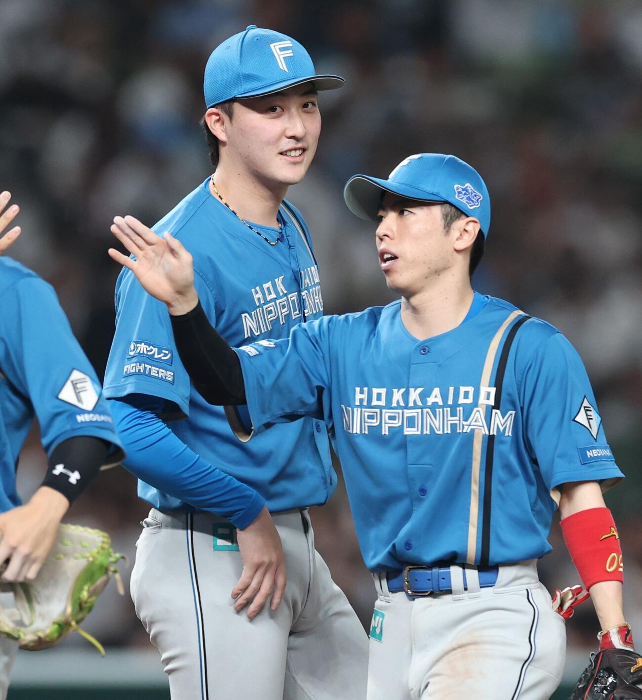 西武対日本ハム　試合後、笑顔の柳川大晟（左）（撮影・黒川智章）