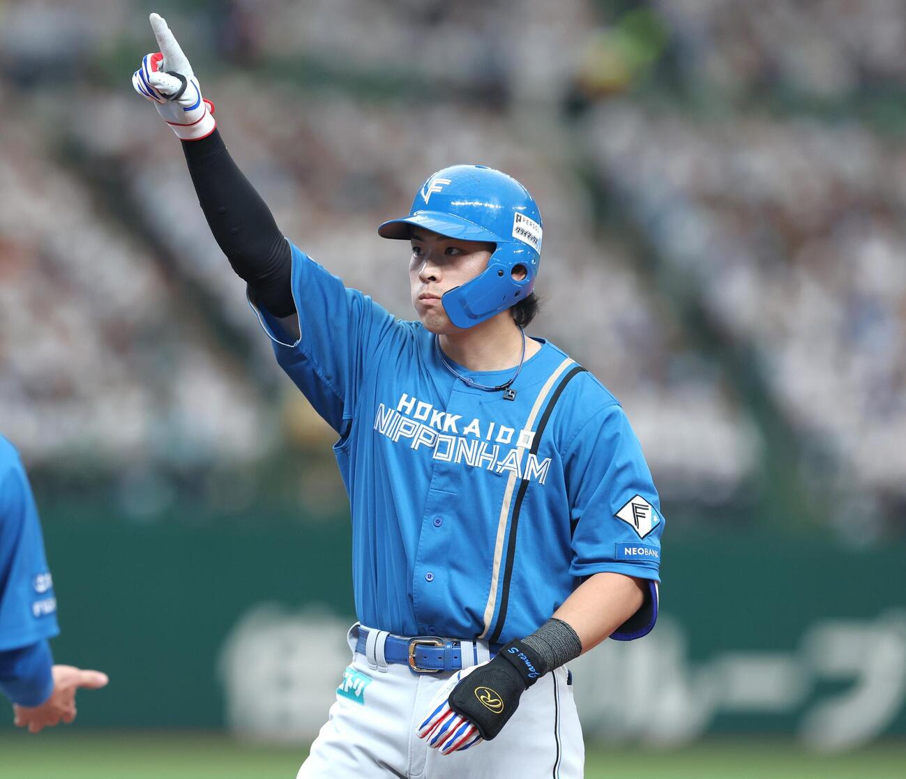 西武対日本ハム　2回表日本ハム1死一、二塁、適時打を放ちポーズをとる野村佑希（撮影・黒川智章）