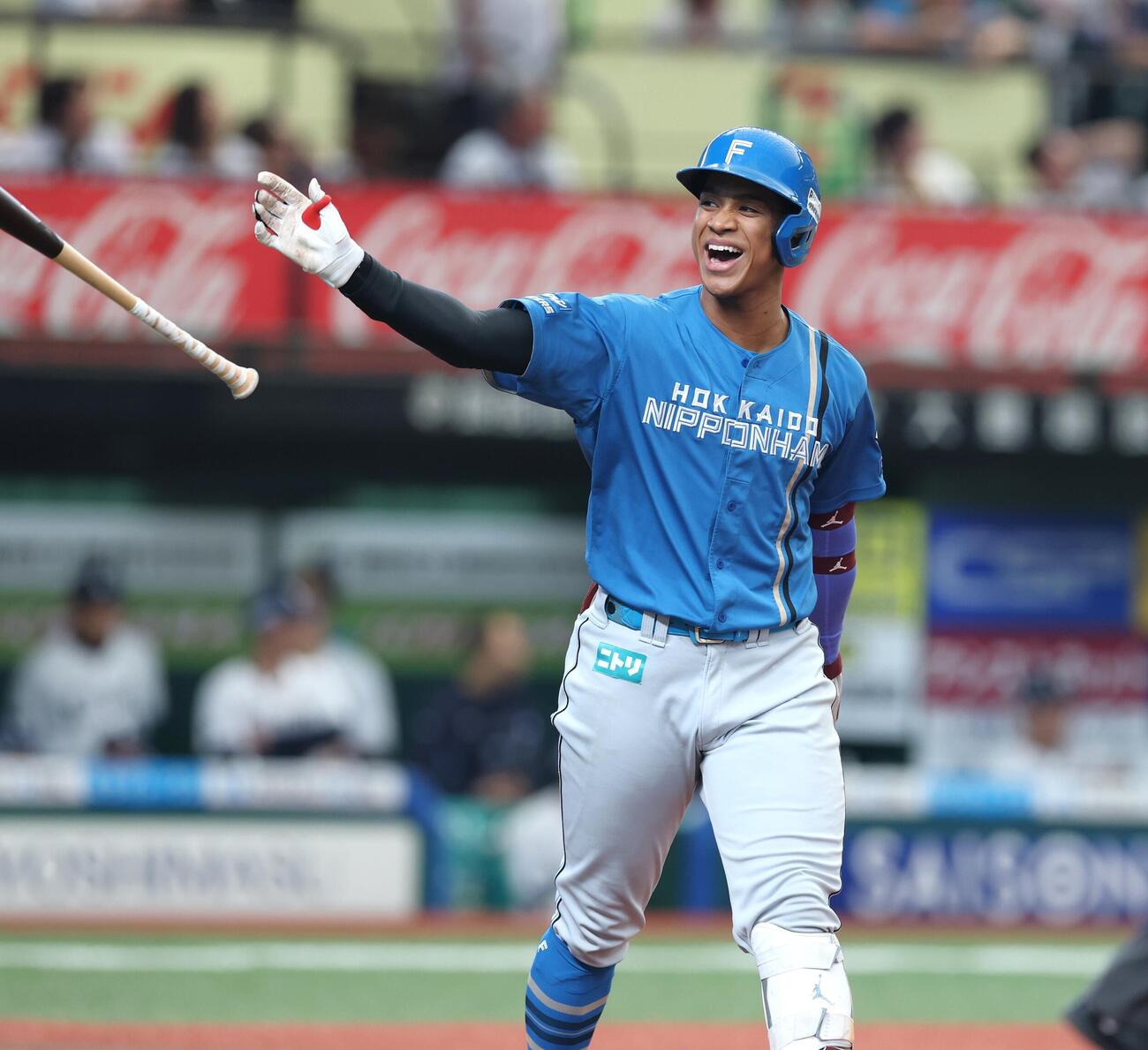 西武対日本ハム　4回表日本ハム1死、本塁打を放つ笑顔の万波中正（撮影・黒川智章）