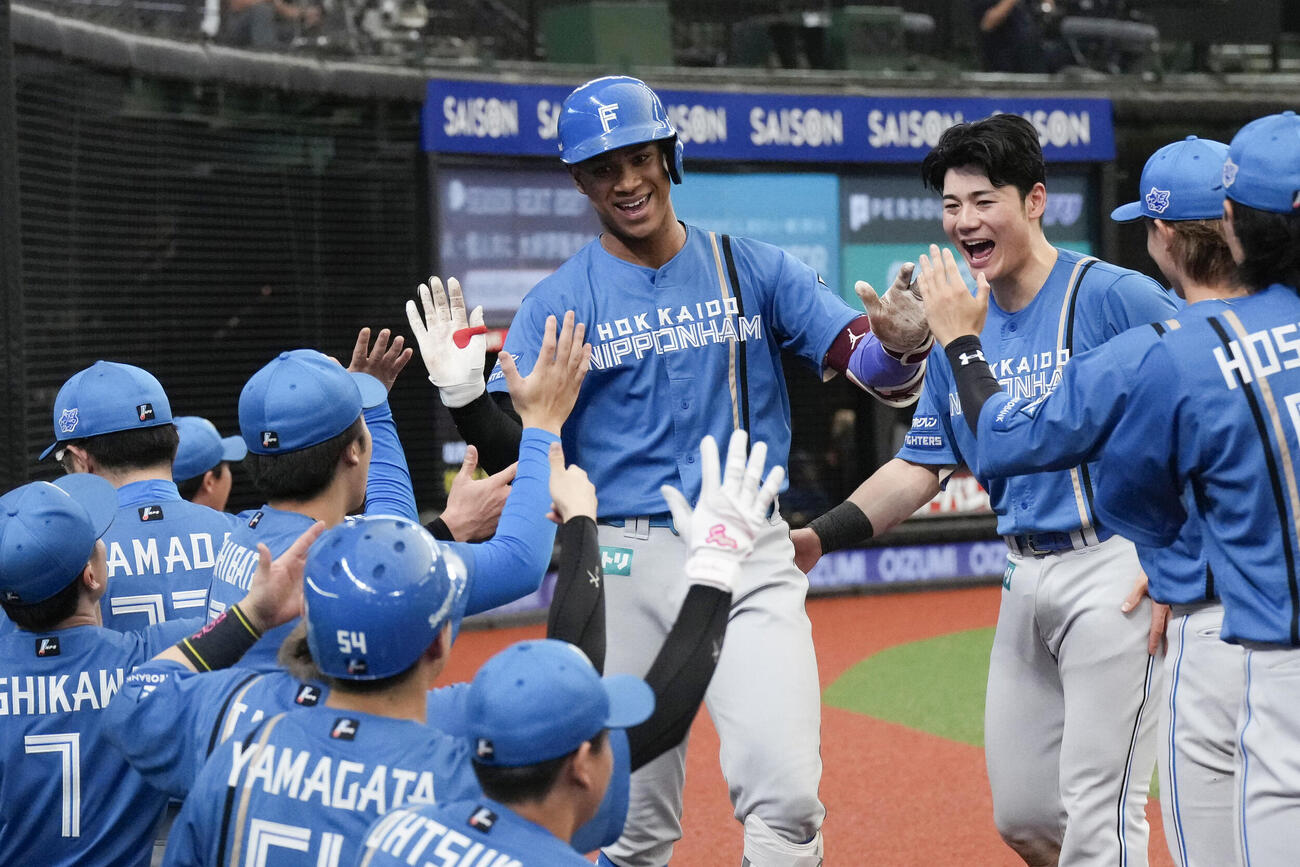 4回、本塁打を放ち迎えられる日本ハム万波（共同）