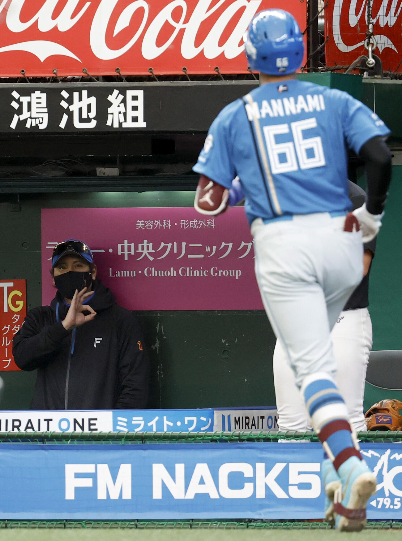 4回、本塁打を放った万波を迎える日本ハム新庄監督（共同）