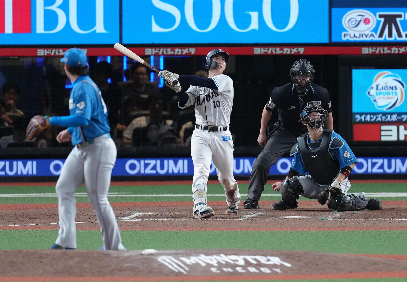 西武対日本ハム　8回裏西武2死、1死二塁、小島大河は左邪飛に倒れる（撮影・足立雅史）