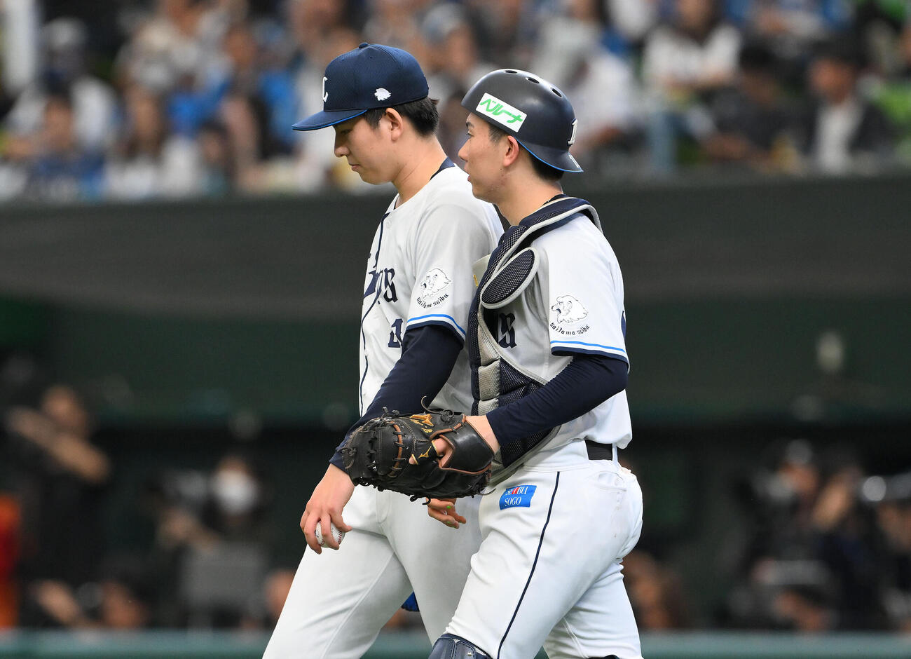 西武対日本ハム　2回表日本ハム1死一、二塁、野村佑希に先制適時打を許した武内夏暉（左）と小島大河（撮影・滝沢徹郎）