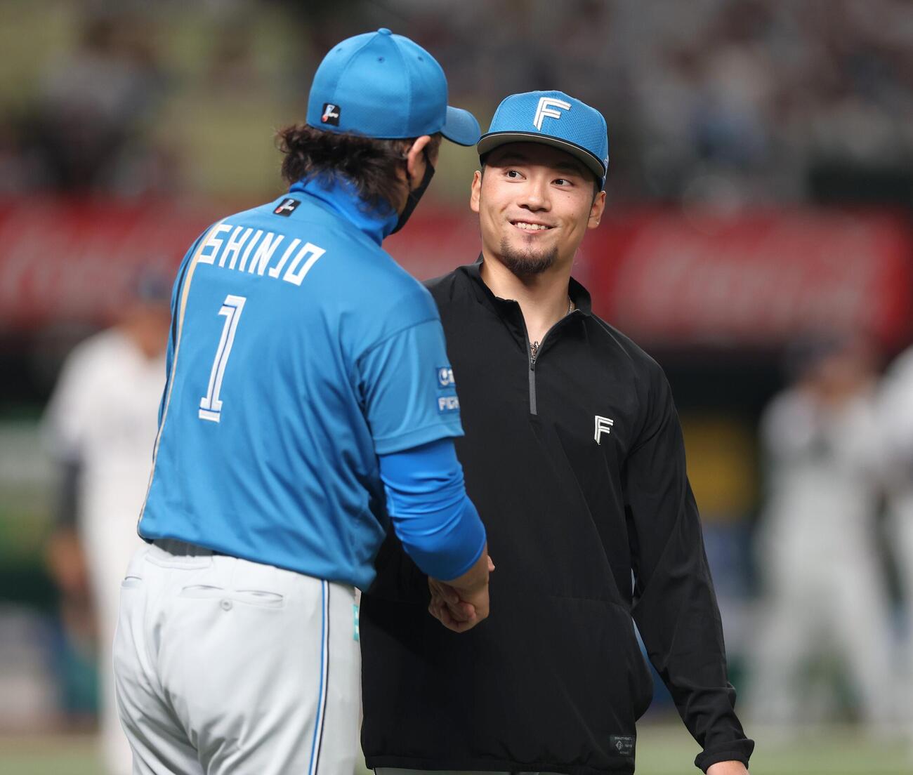 西武対日本ハム　試合後、新庄剛志監督と握手する伊藤大海（撮影・黒川智章）