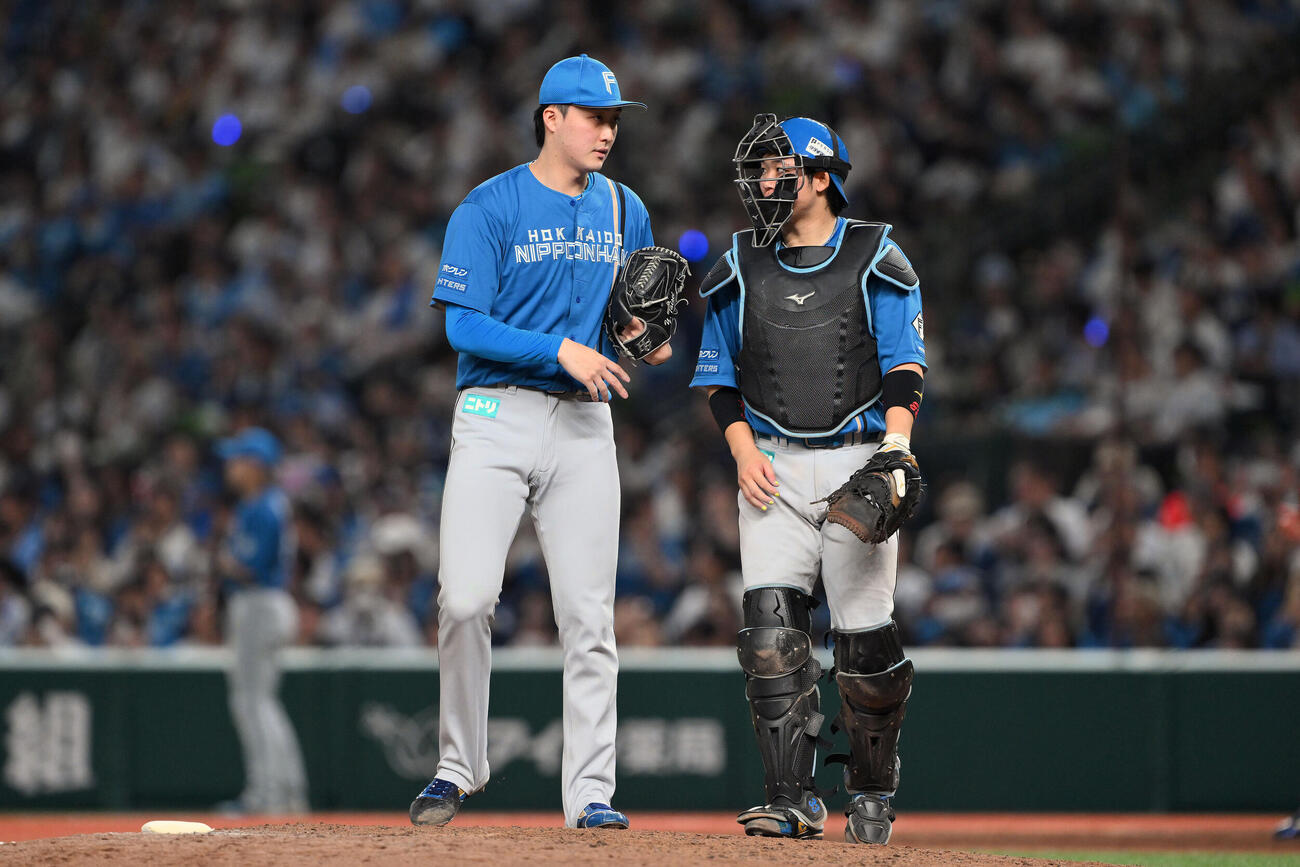西武対日本ハム　9回裏、日本ハム5番手で登板する柳川大晟（左）と進藤勇也（撮影・滝沢徹郎）