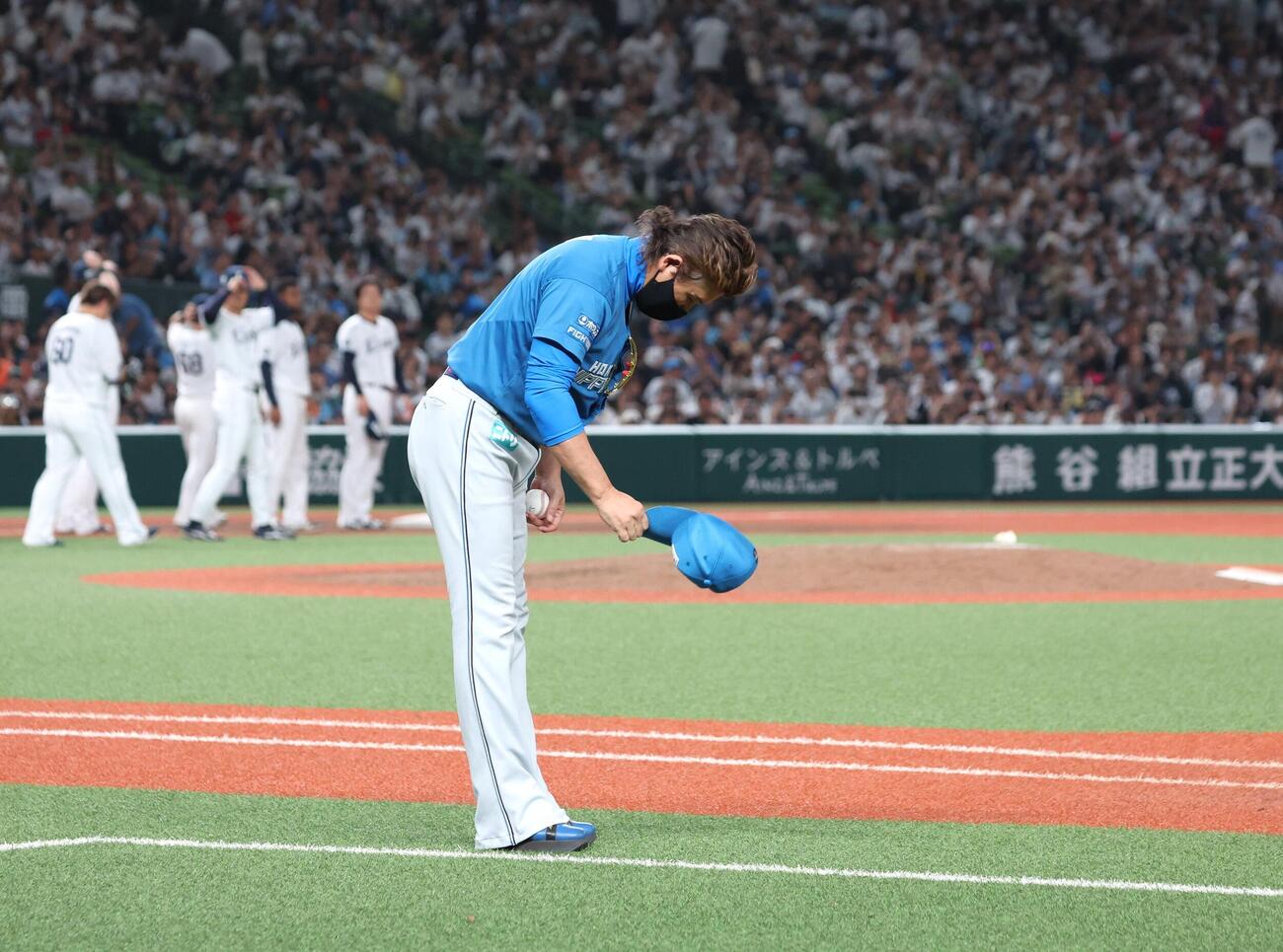 西武対日本ハム　試合後、右翼席の応援団にあいさつする新庄剛志監督（撮影・黒川智章）
