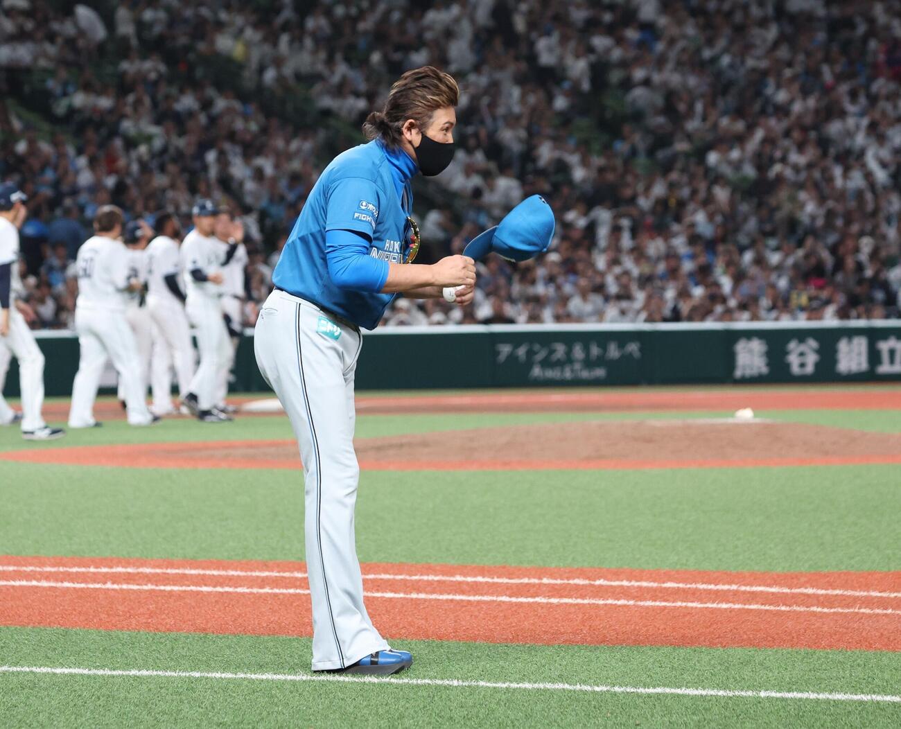 西武対日本ハム　試合後、右翼席の応援団にあいさつする新庄剛志監督（撮影・黒川智章）