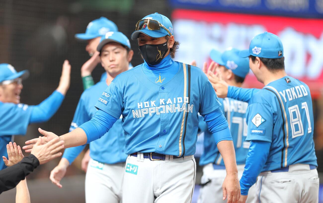 西武対日本ハム　試合後、スタッフらとハイタッチする新庄剛志監督（撮影・黒川智章）