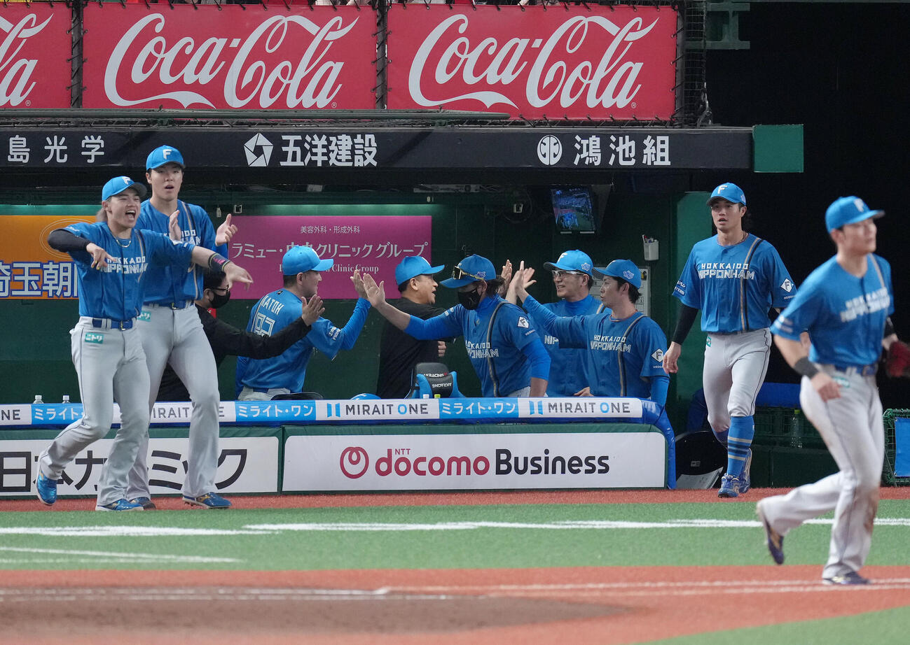西武対日本ハム　CSファイナル進出を決めタッチを交わす日本ハム新庄剛志監督（中央）（撮影・足立雅史）