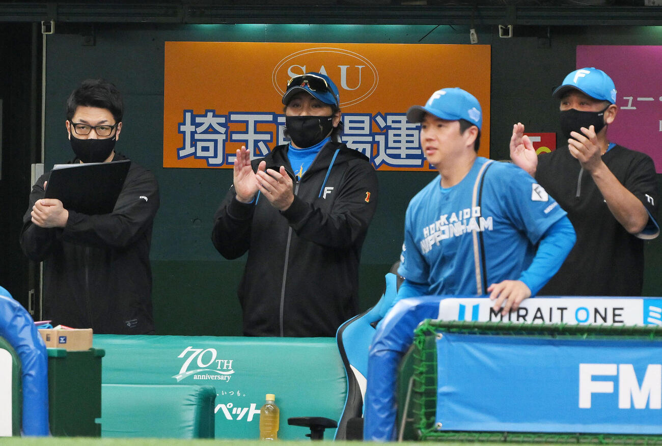 西武対日本ハム　2回表日本ハム1死一、二塁、野村佑希の先制適時打に拍手を送る新庄剛志監督（左から2人目）（撮影・滝沢徹郎）