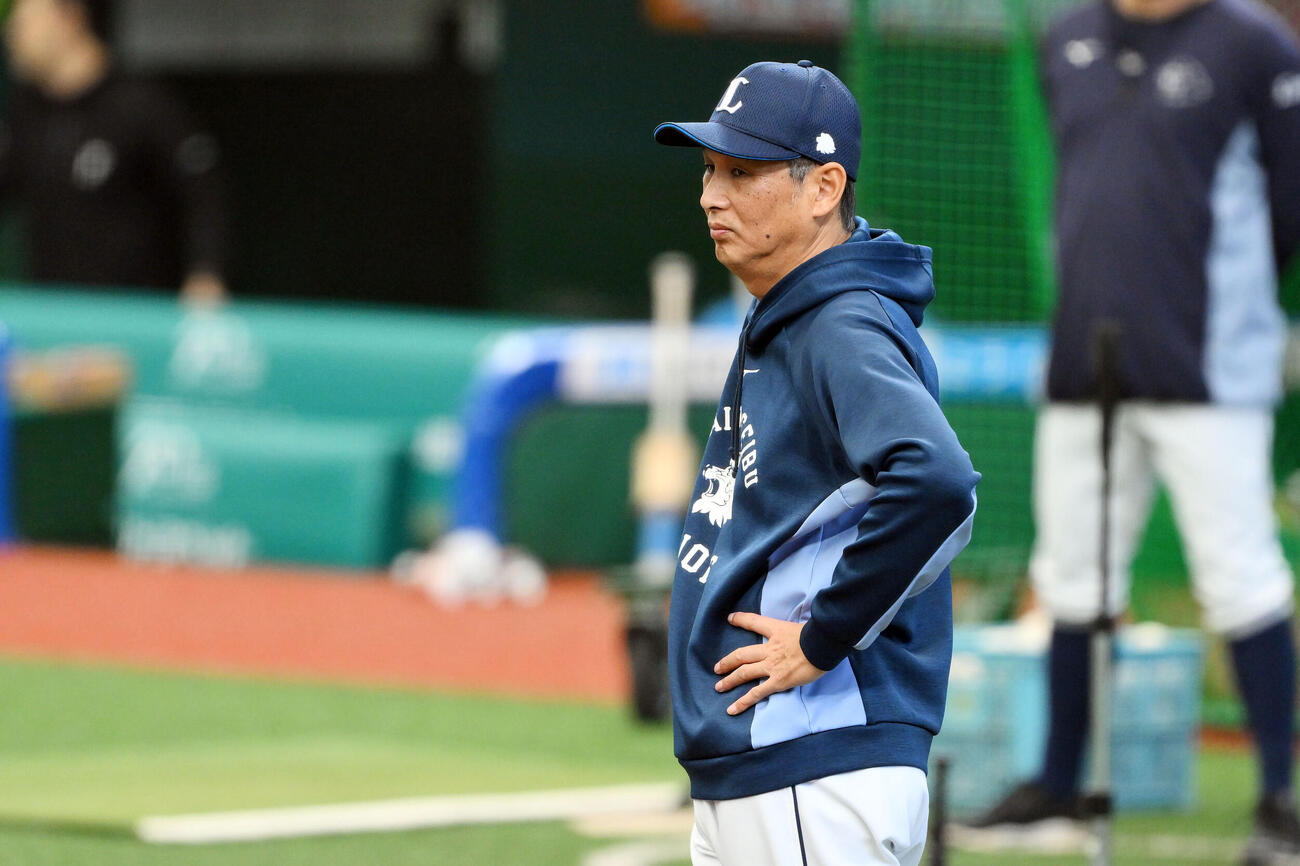 西武対日本ハム　試合前練習を見守る西武西口文也監督（撮影・滝沢徹郎）