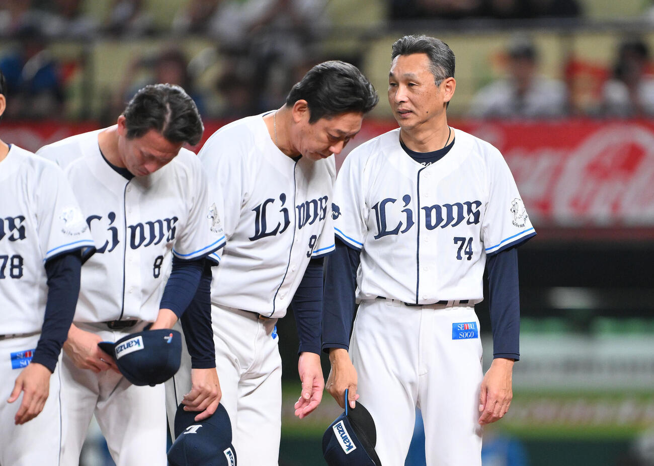 西武対日本ハム　敗退し浮かない表情であいさつする西武西口文也監督（右）（撮影・滝沢徹郎）