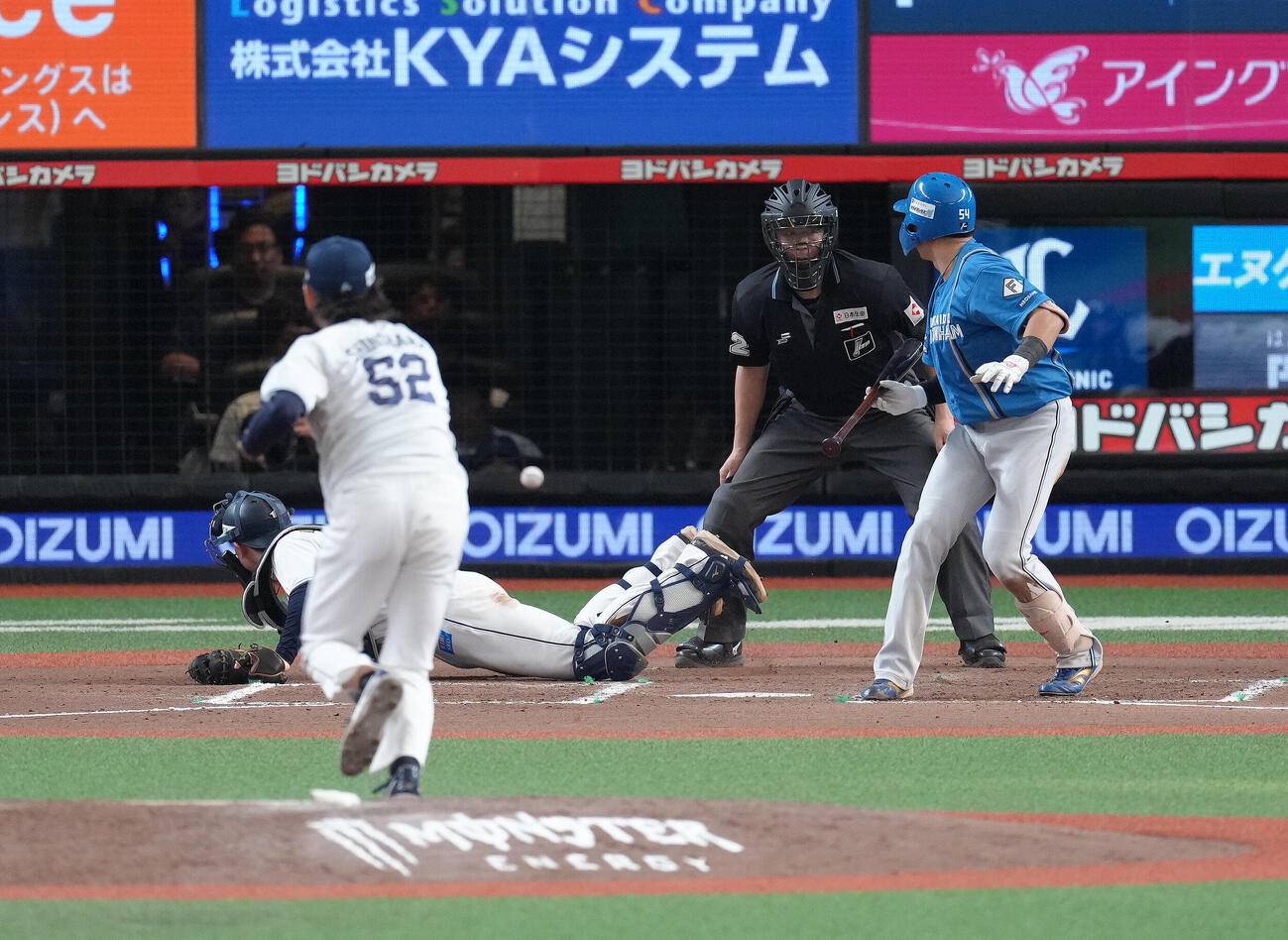西武対日本ハム　7回表日本ハム1死三塁、打者山県秀の時、篠原響の暴投で日本ハムが1点を追加する。捕手小島大河（撮影・足立雅史）