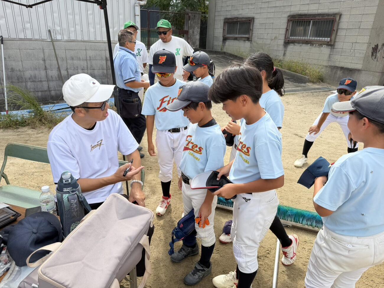 第2回今岡真訪杯なにわキッズソフトボール大会を現場で観戦した今岡氏は少年少女から質問攻めにあう