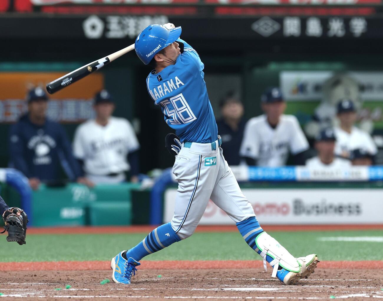 西武対日本ハム　5回表日本ハム無死一、三塁、犠飛を放つ奈良間大己（撮影・黒川智章）