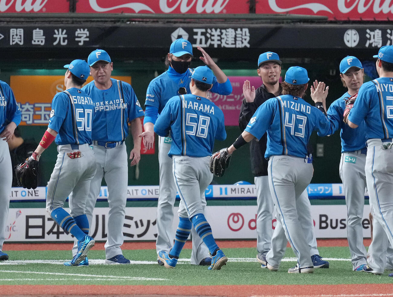 西武対日本ハム　CSファイナル進出を決め、ナインらを迎える日本ハム新庄剛志監督（後方中央）（撮影・足立雅史）