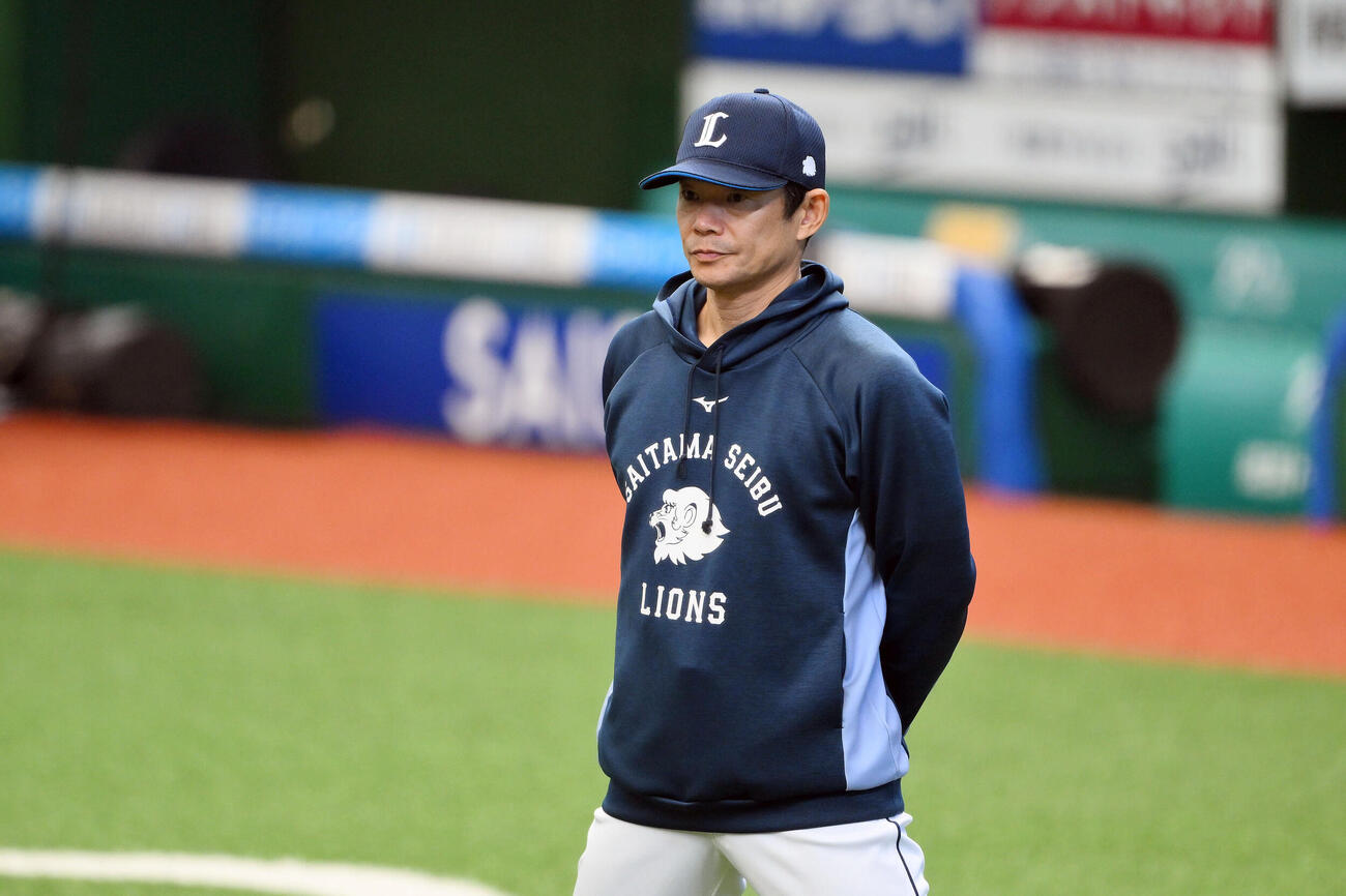 西武対日本ハム　試合前練習を見守る西武仁志敏久野手チーフ兼打撃コーチ（撮影・滝沢徹郎）