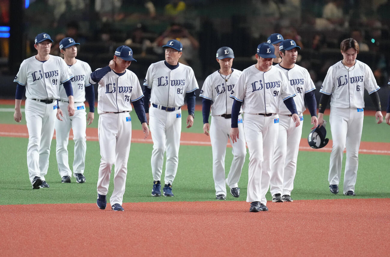 西武対日本ハム　CSフファーストステージ敗退となり、スタンドへあいさつへ向かう西武西口文也監督（左から3人目）ら（撮影・足立雅史）