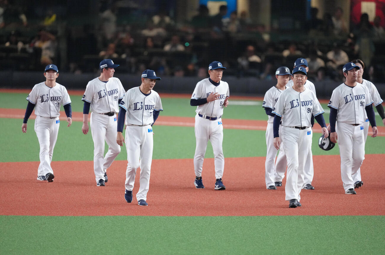 西武対日本ハム　CSフファーストステージ敗退となり、スタンドへあいさつへ向かう西武西口文也監督（左から3人目）ら（撮影・足立雅史）