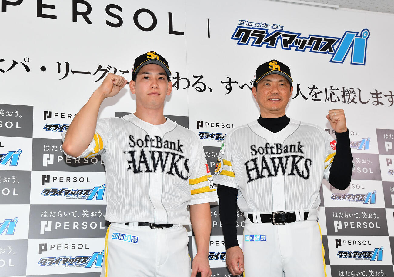 パーソルCSパ　ファイナルステージ前日会見を終えてガッツポーズするソフトバンク小久保裕紀監督（右）と栗原陵矢（撮影・岩下翔太）