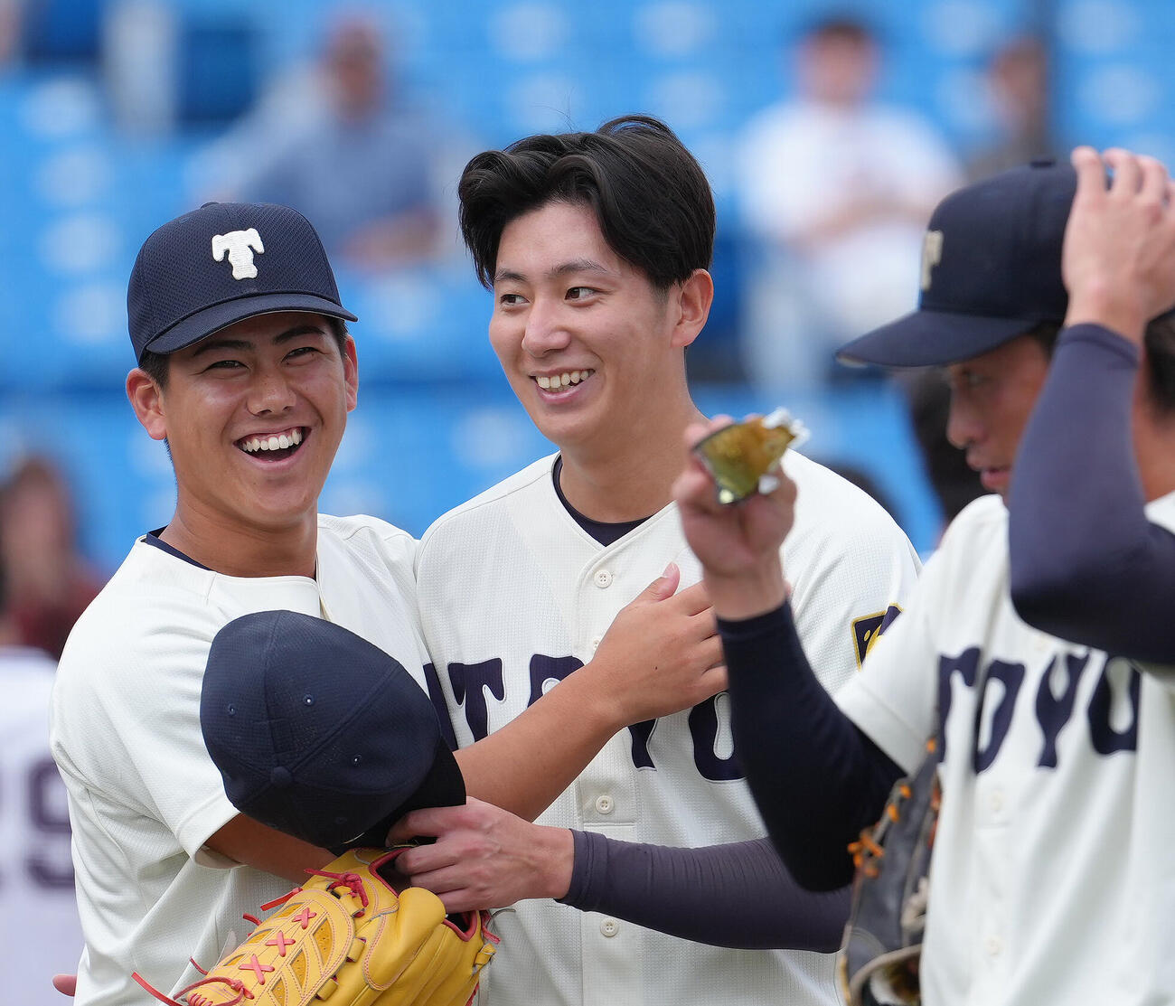 中大対東洋大　完封勝利を挙げ笑顔を見せる東洋大・石沢順平（右）（撮影・足立雅史）