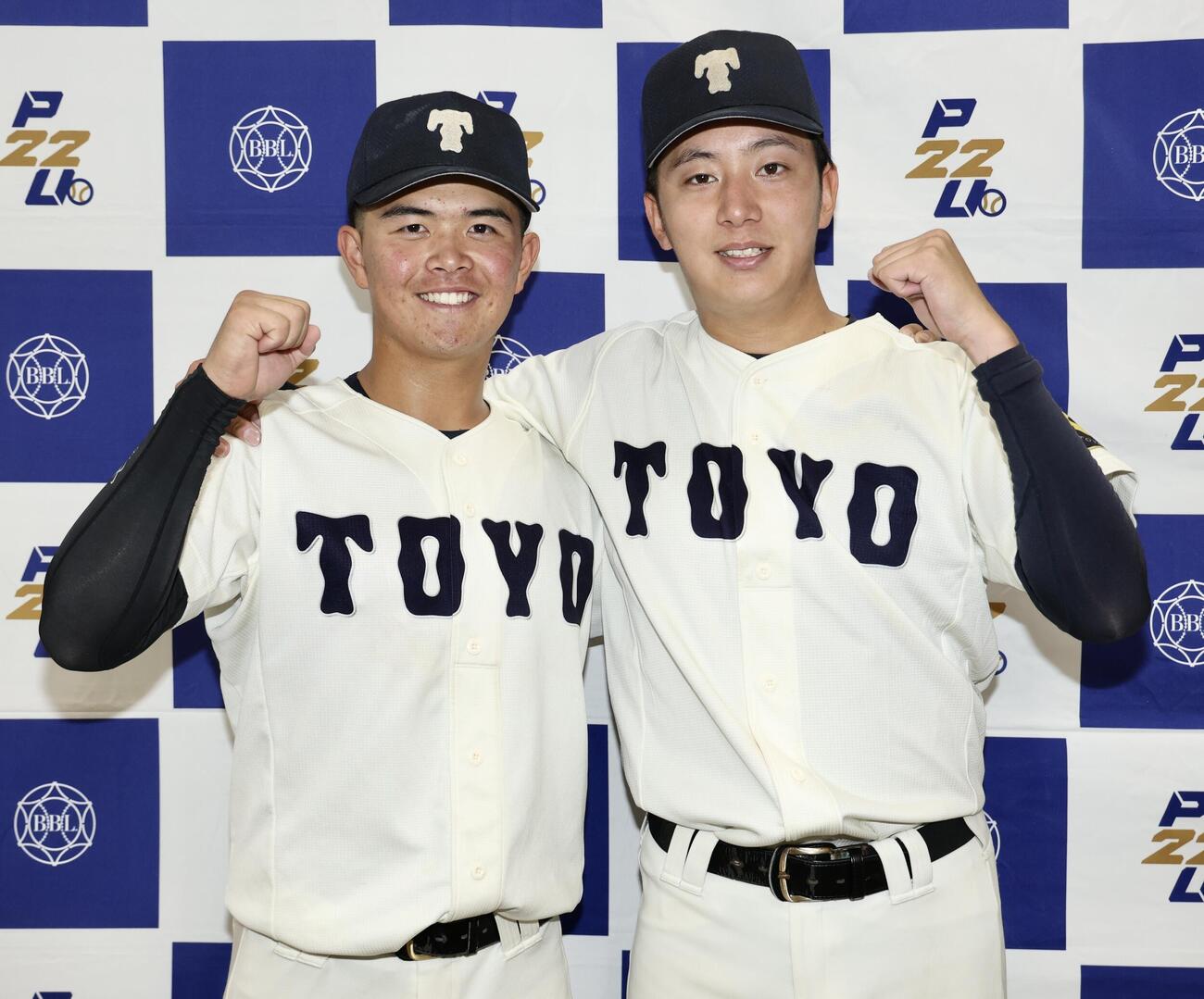 東洋大対中大　試合後、ガッツポーズで写真に納まる東洋大・西田瞬（左）と石沢順平（撮影・河田真司）