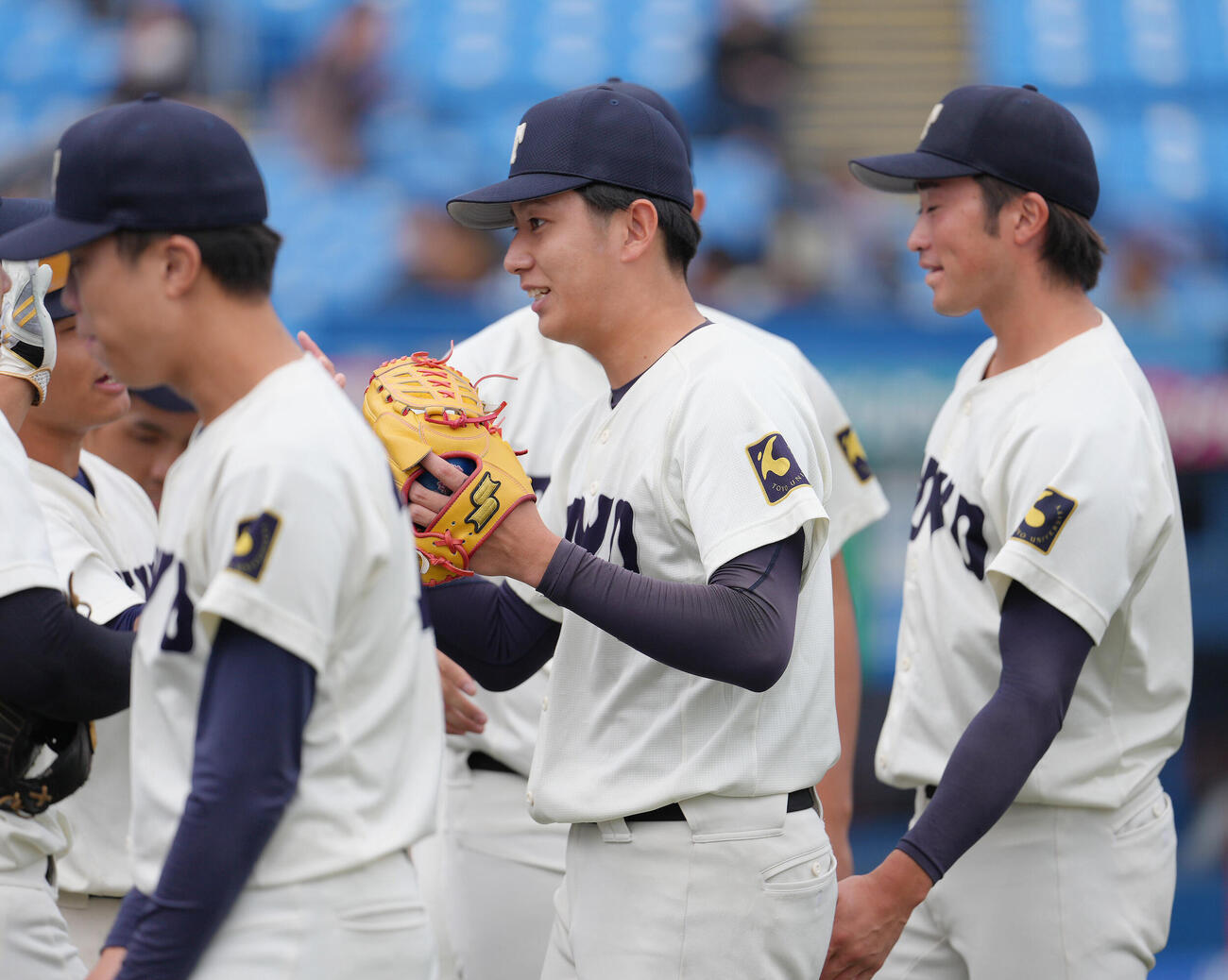 中大対東洋大　2回表中大2死二、三塁、安田淳平を中飛に仕留め笑顔でタッチを交わす石沢順平（中央）（撮影・足立雅史）