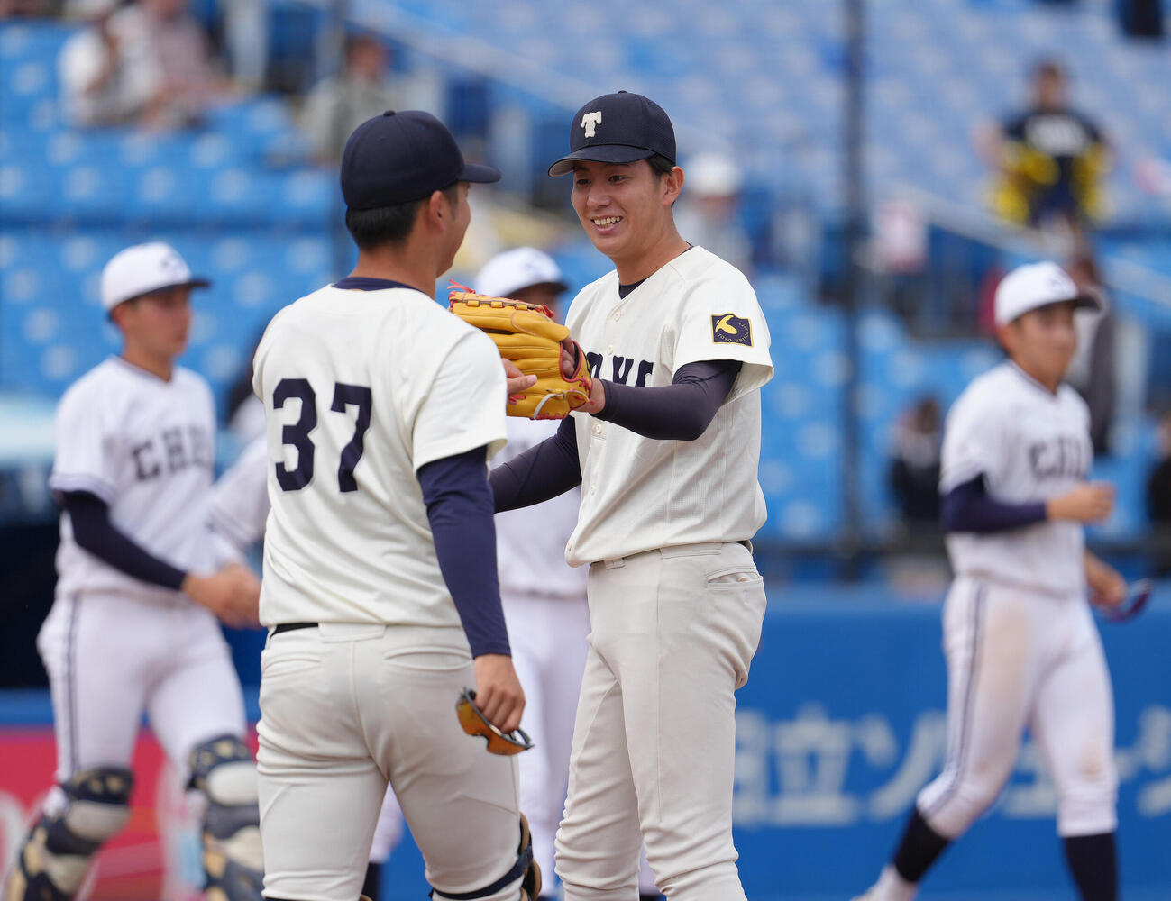 中大対東洋大　完封勝利を挙げ笑顔を見せる東洋大・石沢順平（撮影・足立雅史）