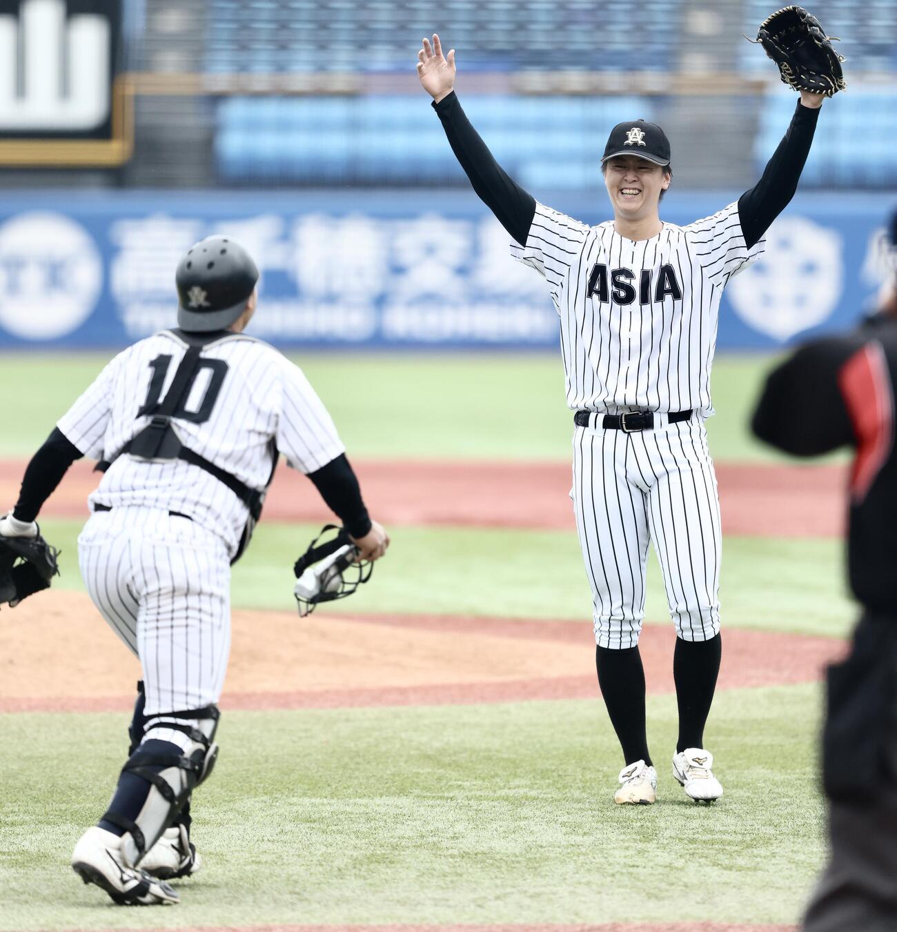 国学院大対亜大　ノーヒットノーランで国学院大に勝利しガッツポーズする亜大・川尻啓人（撮影・河田真司）