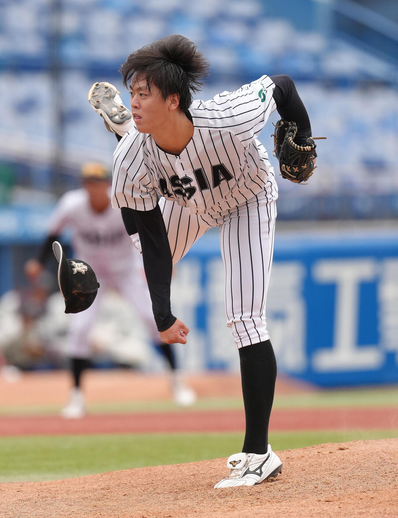 国学院大対亜大　帽子を飛ばしながら力投する亜大先発の川尻啓人（撮影・足立雅史）
