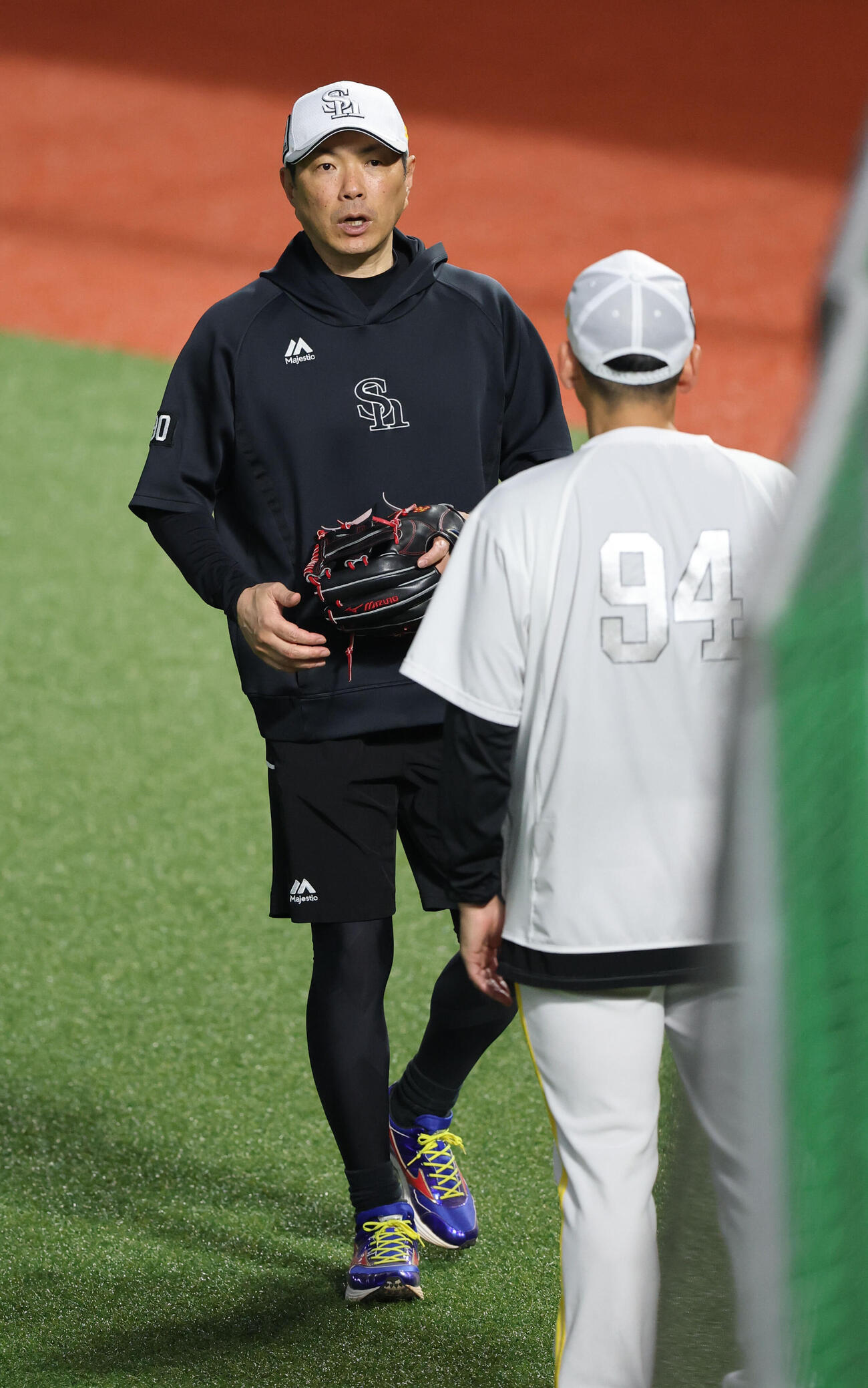 倉野信次投手コーチと話をするソフトバンク小久保裕紀監督（撮影・梅根麻紀）