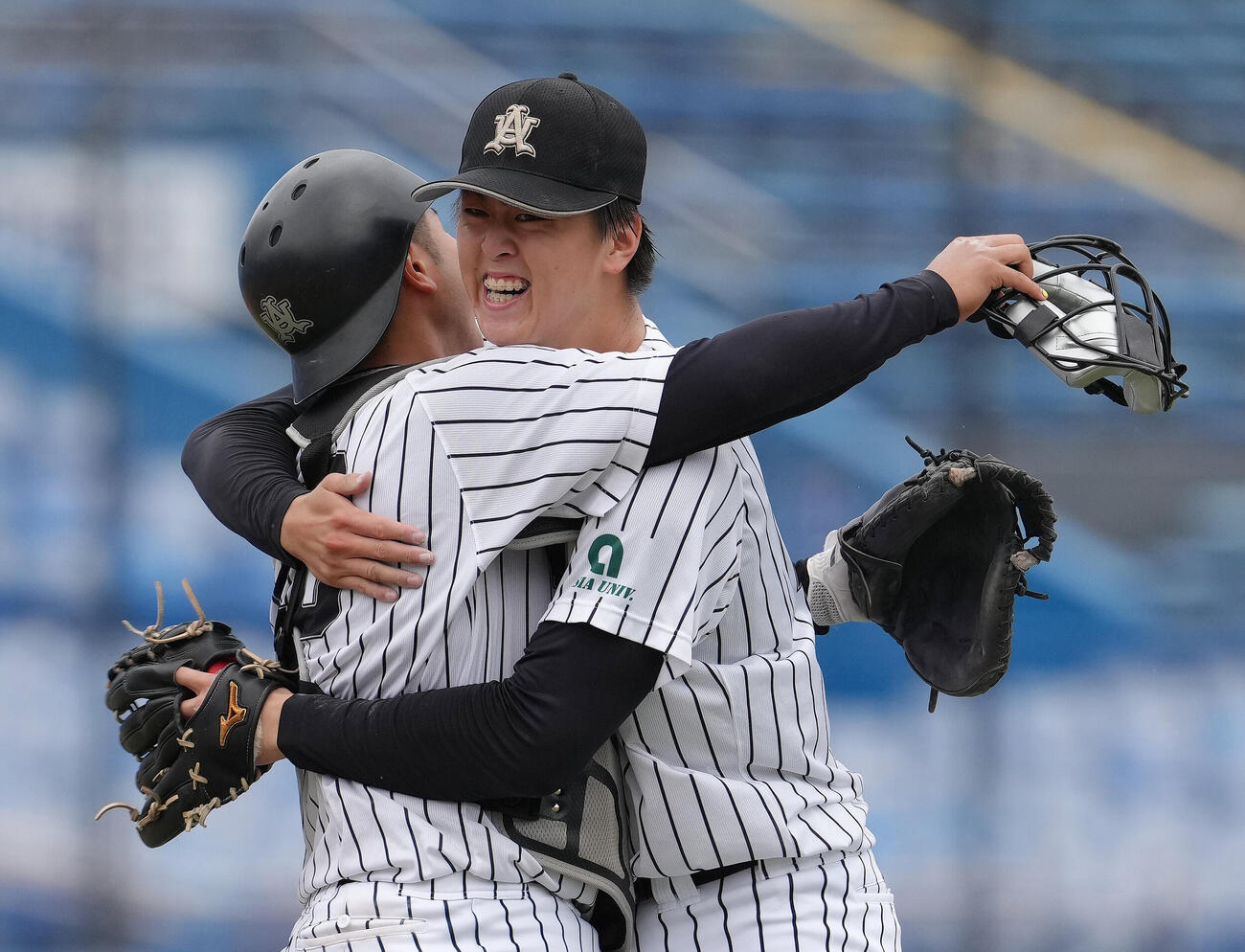 国学院大対亜大　無安打無得点試合を達成し笑顔で抱き合う亜大・川尻啓人（右）（撮影・足立雅史）