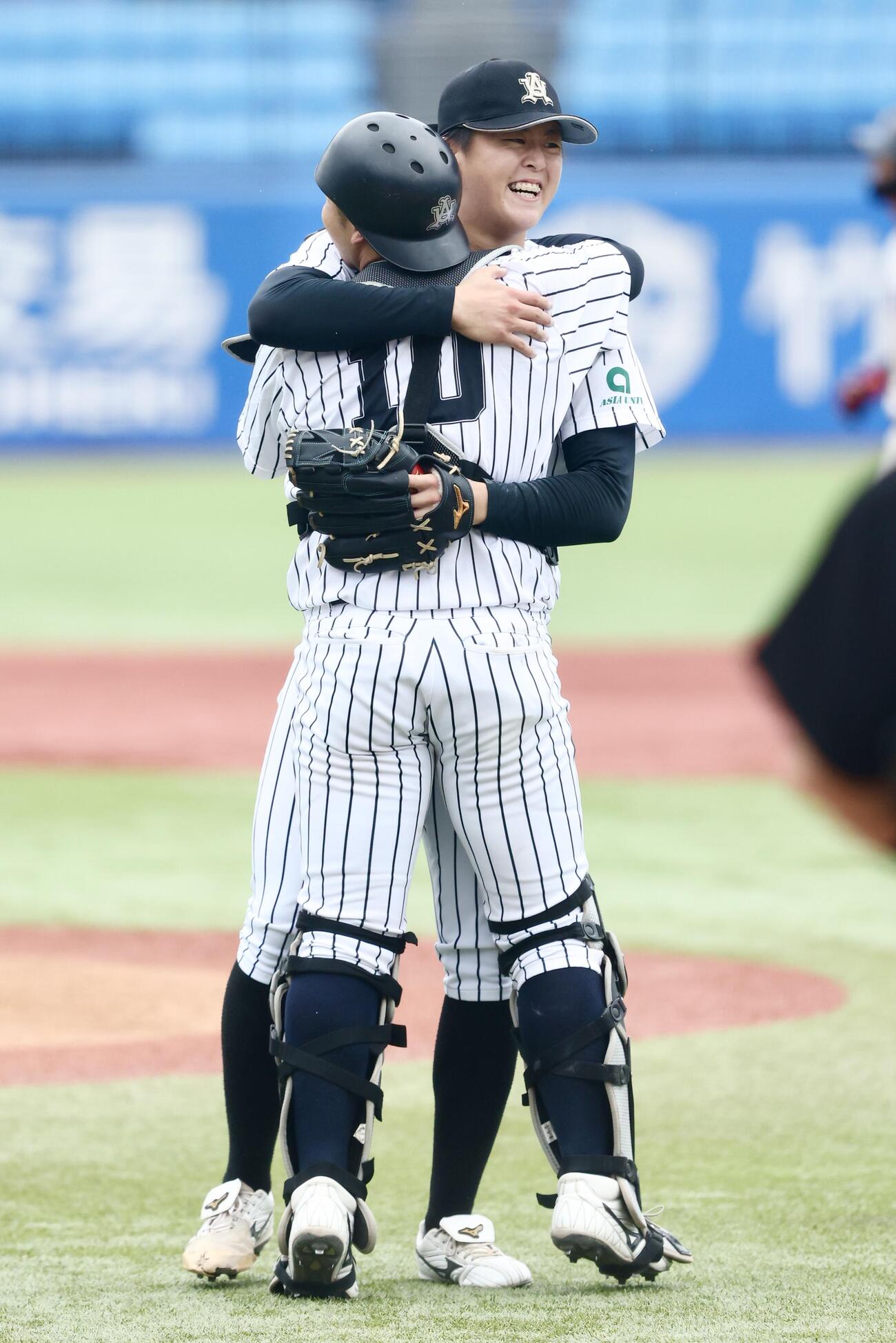 国学院大対亜大　ノーヒットノーランで国学院大に勝利し、前嶋藍（手前）とたたえ合う亜大・川尻啓人（撮影・河田真司）