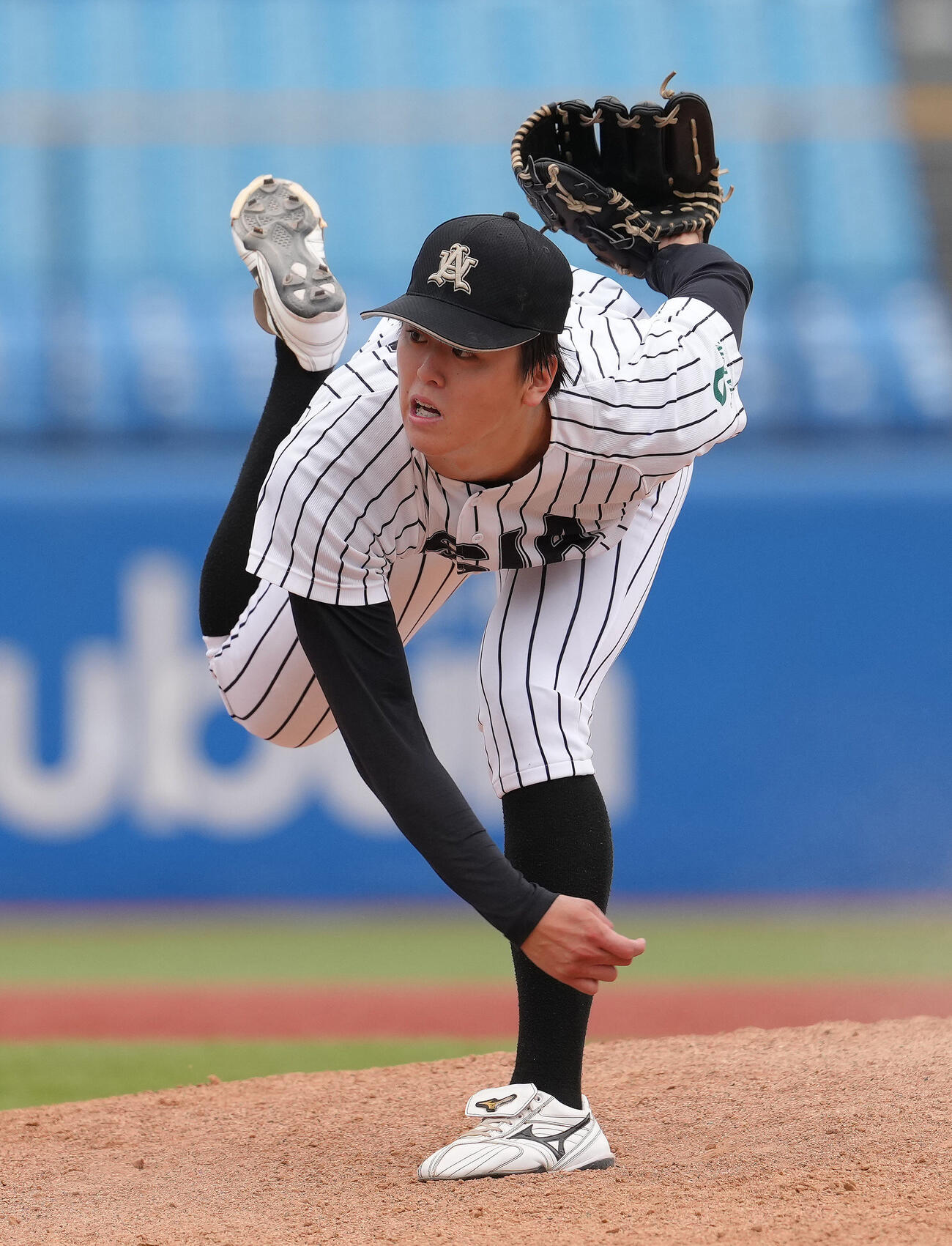 国学院大対亜大　無安打無得点試合を達成した亜大・川尻啓人（右端）（撮影・足立雅史）