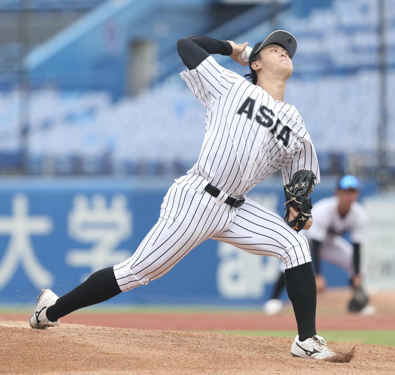国学院大対亜大　先発登板で力投する亜大・川尻啓人（撮影・河田真司）