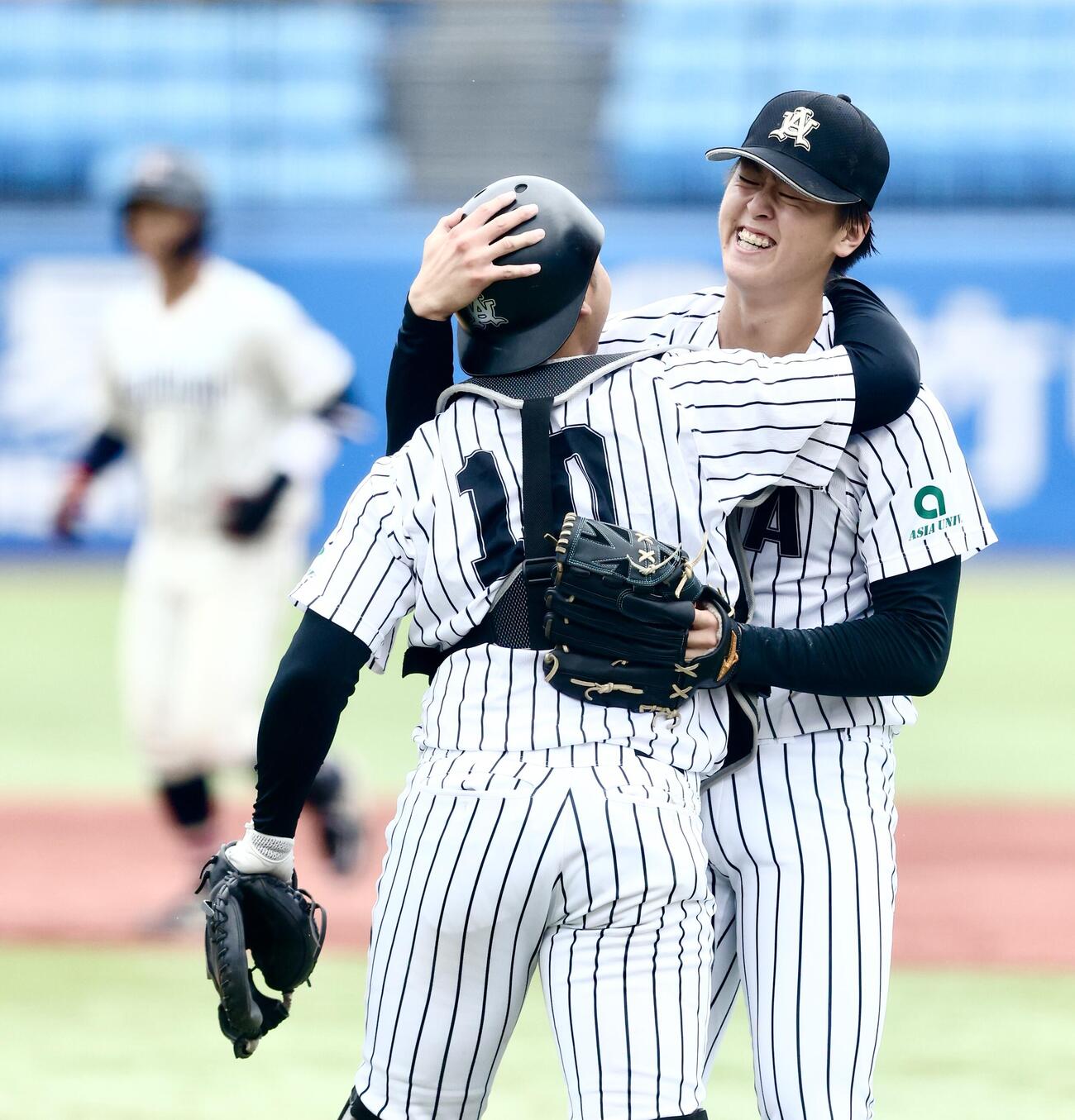 国学院大対亜大　ノーヒットノーランで国学院大に勝利し、前嶋藍（手前）とたたえ合う亜大・川尻啓人（撮影・河田真司）