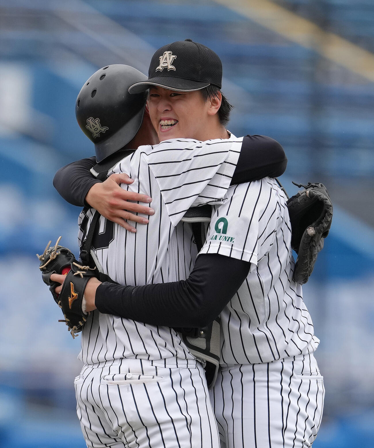国学院大対亜大　無安打無得点試合を達成し笑顔で抱き合う亜大・川尻啓人（右）（撮影・足立雅史）