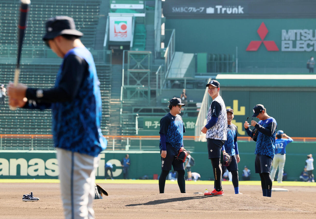 CSファイナル前日練習　マウンドに立って笑顔を見せるDeNA平良拳太郎（撮影・加藤哉）
