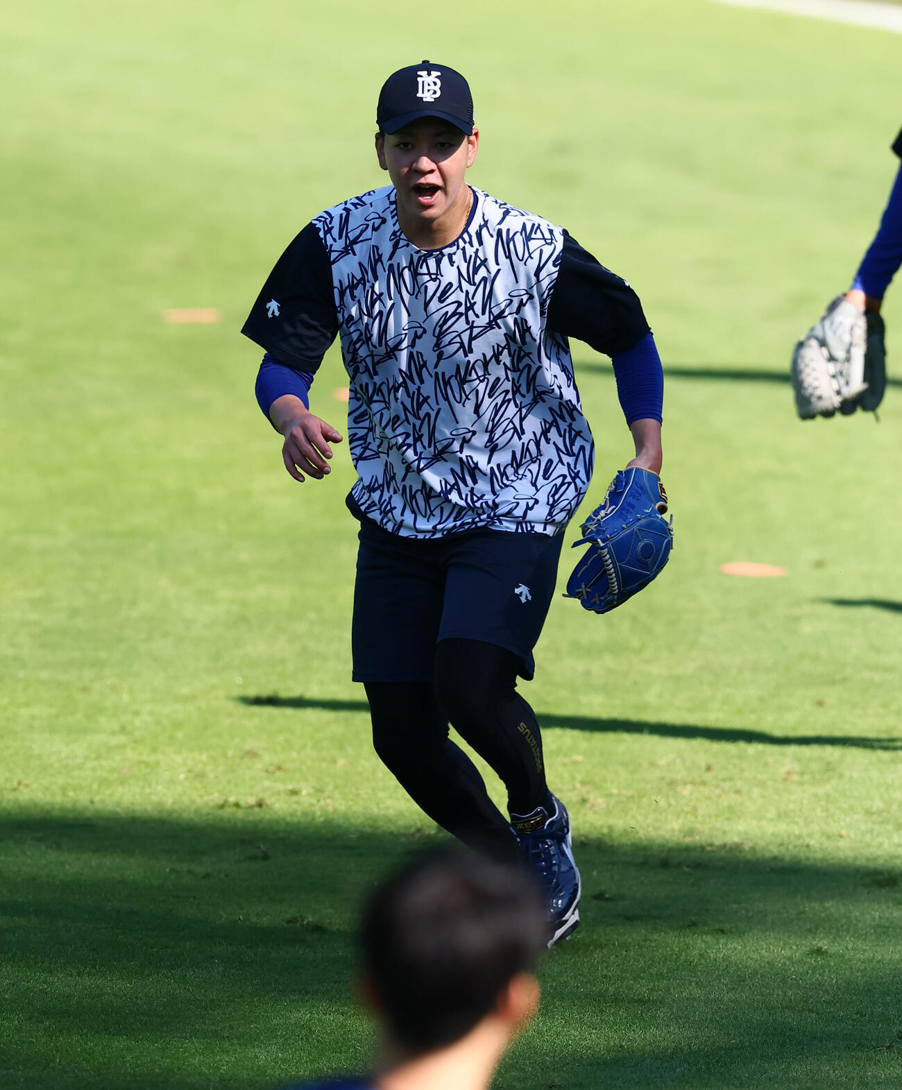 CSファイナル前日練習　ゴロの捕球練習を行うDeNA平良拳太郎（撮影・加藤哉）