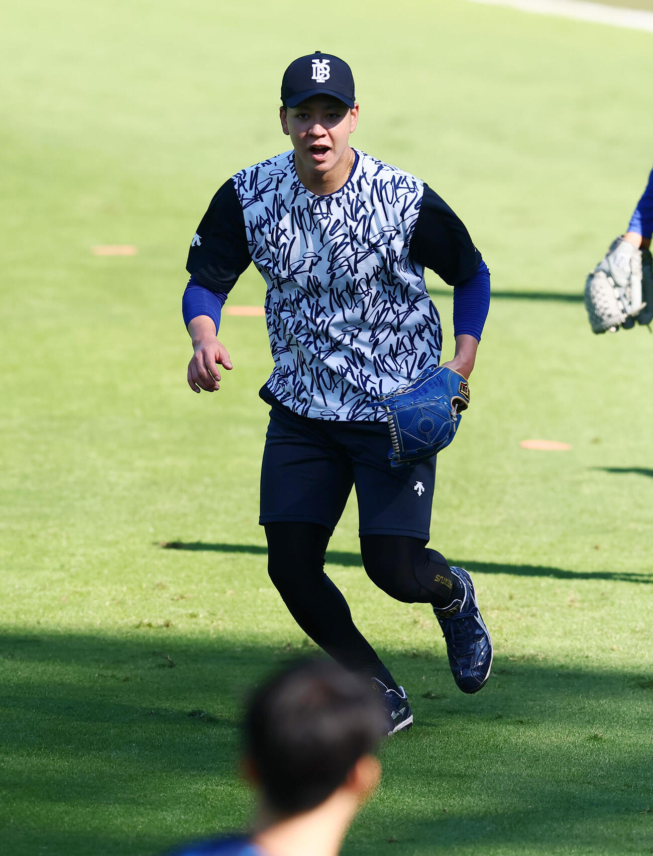 CSファイナル前日練習　ゴロの捕球練習を行うDeNA平良拳太郎（撮影・加藤哉）