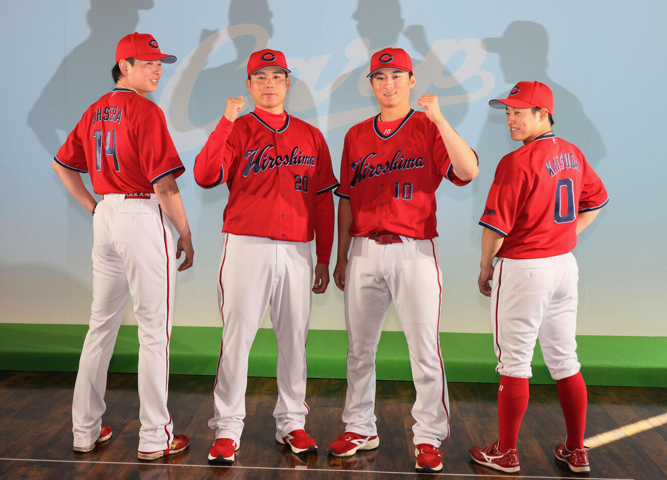 広島新ビジターユニホーム発表会　左から大瀬良大地、栗林良吏､佐々木泰、勝田成（撮影・加藤孝規）