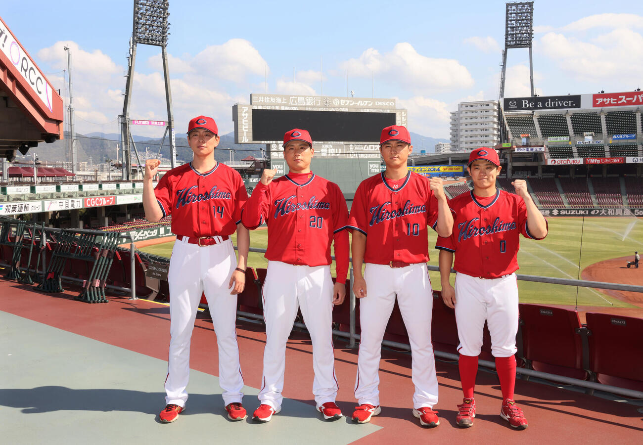 広島新ビジターユニホーム発表会　左から大瀬良大地、栗林良吏､佐々木泰、勝田成（撮影・加藤孝規）