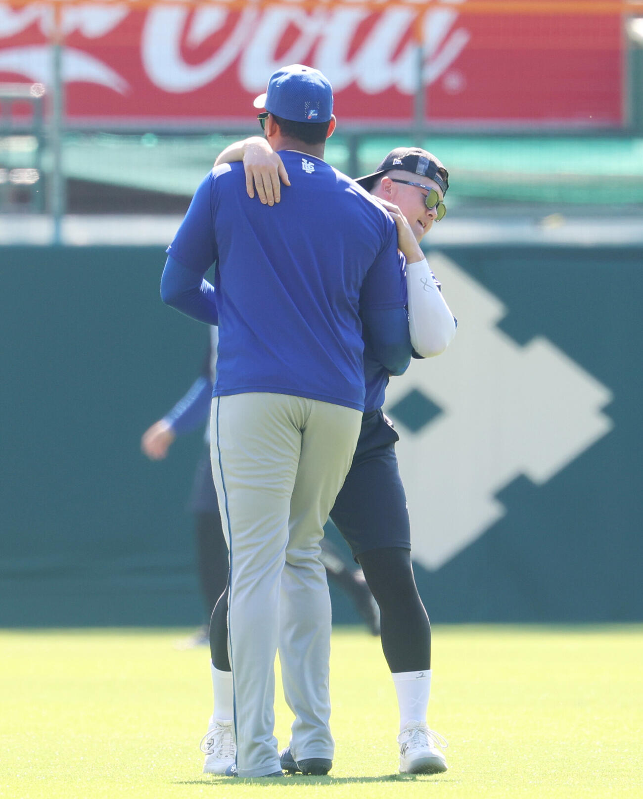 CS前日練習のアップ中抱き合うDeNAヘラル・エンカーナシオン（手前）と牧秀悟（撮影・増田悦実）