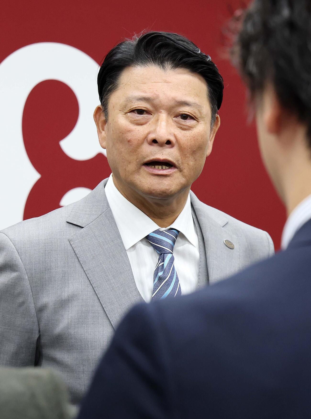 オーナー報告後に報道陣の取材に応じる橋上監督代行
