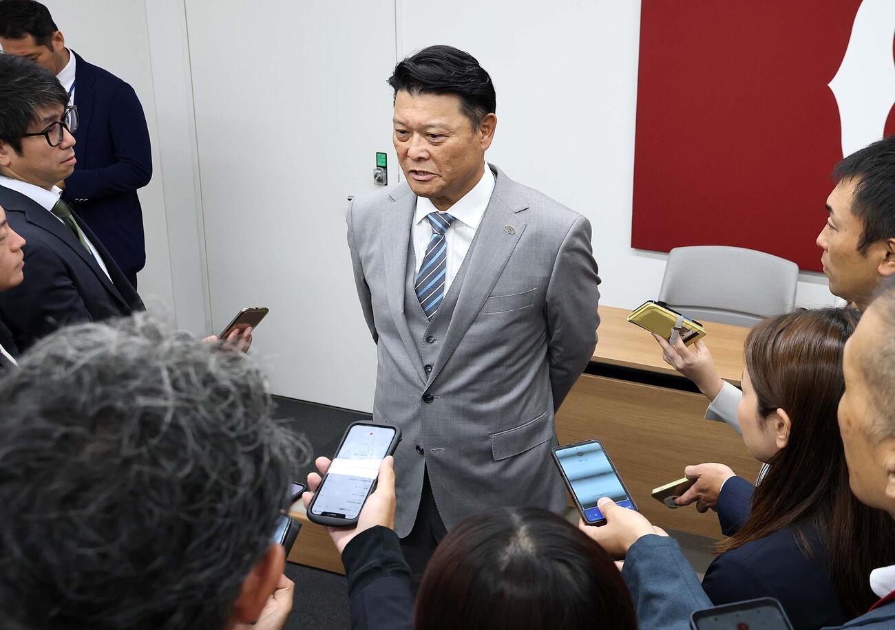 オーナー報告後に報道陣の取材に応じる橋上監督代行