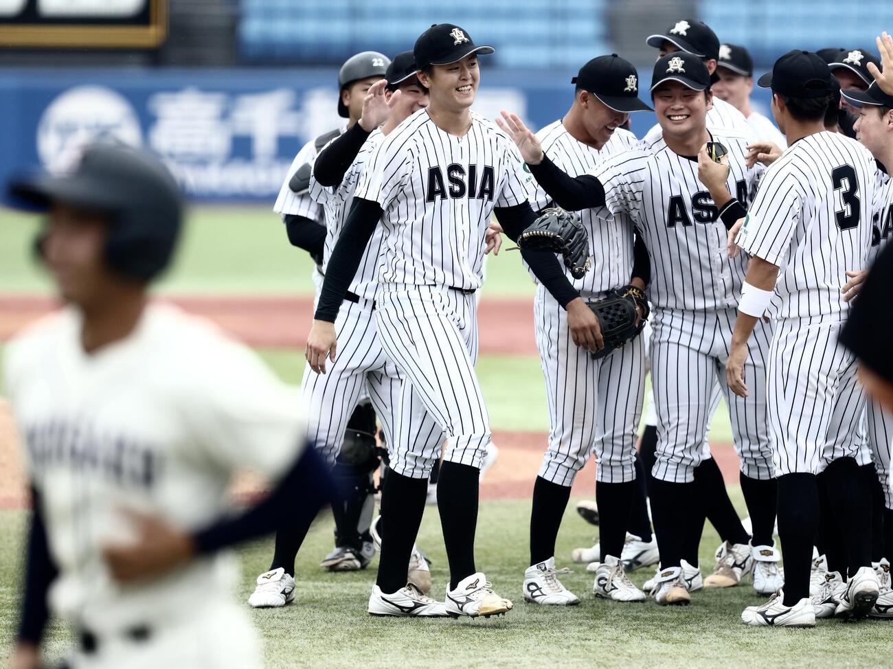 国学院大対亜大　ノーヒットノーランで国学院大に勝利し、チームメートから祝福を受ける亜大・川尻啓人（後方左）（撮影・河田真司）